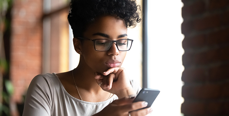 12 Tips to Create a Voice Broadcast | Everlytic | Digital communication software | Email marketing | Woman working on phone | Business woman on phone