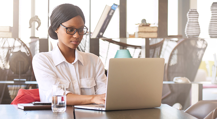 How to Create Meaningful Content | Content Strategy | Woman working on laptop | Keep your blogs up to date and factually accurate | Everlytic