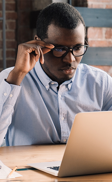 Man looking at computer screen | Everlytic