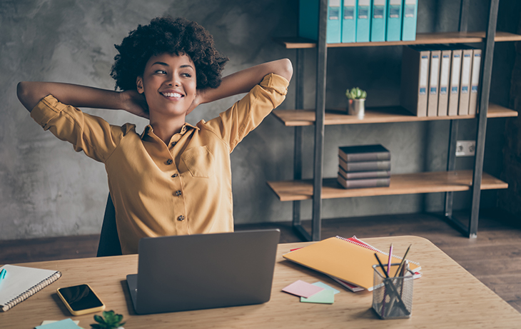 Automation Tips for Your Black Friday 2020 Comms | Retail communications | Everlytic | Woman at desk