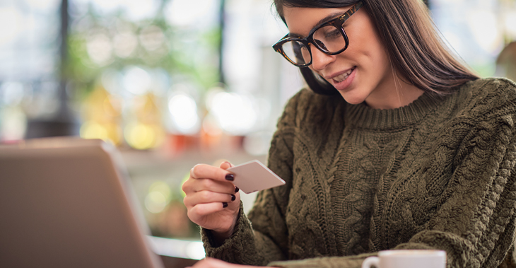 How to Segment Your eCommerce Email Lists in Everlytic | Lady looking at credit card in front of a laptop