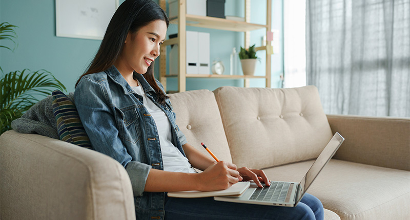 5 Bulk Email Marketing Mistakes & How to Avoid Them | Everlytic | Email Marketing | Bulk Email | Woman Reading Something off a Laptop