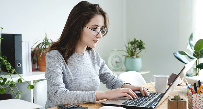 5 Proven Ways to Improve Deliverability on Your Bulk Emails | Everlytic | Email Marketing | Bulk Email | Woman Reading Something off a Laptop