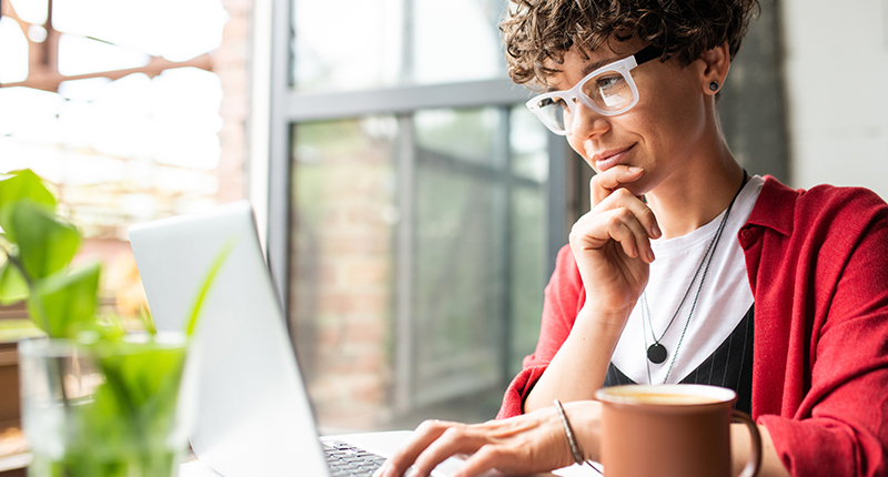 Your 2023 Black Friday Email To-Do List_Everlytic Blog_Woman Reading Something Off a Laptop