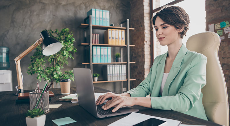 How to Use Choice Architecture to Nudge Action in Marketing | Everlytic | Email Marketing | Woman working at laptop