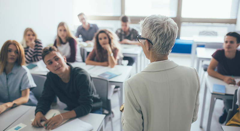 How to Use Choice Architecture to Nudge Action in Marketing | Everlytic | Email Marketing | Woman presenting to classroom of people