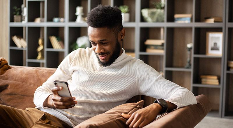 Does Image Prefetching Hurt Engagement Tracking on Gmail?| Everlytic | Man reading off a cell phone