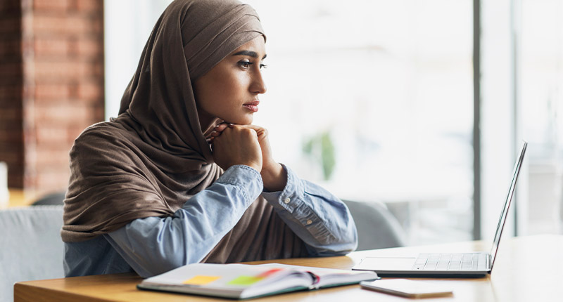 Does Image Prefetching Hurt Engagement Tracking on Gmail?| Everlytic | Woman reading off a laptop