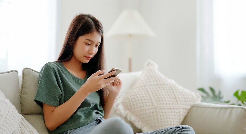 7 Ways to Stay Out of Android's SMS Spam Folder | Everlytic | SMS Marketing | Woman reading off her cell phone