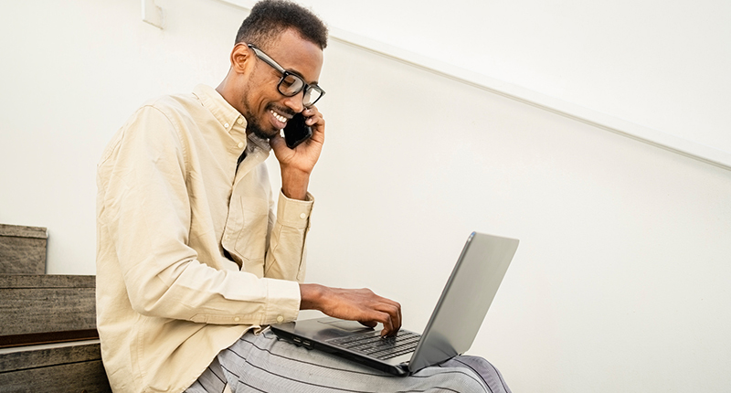 A No-Nonsense Guide to Message Personalisation in Email_Everlytic Blog_Happy Guy on Laptop & Phone