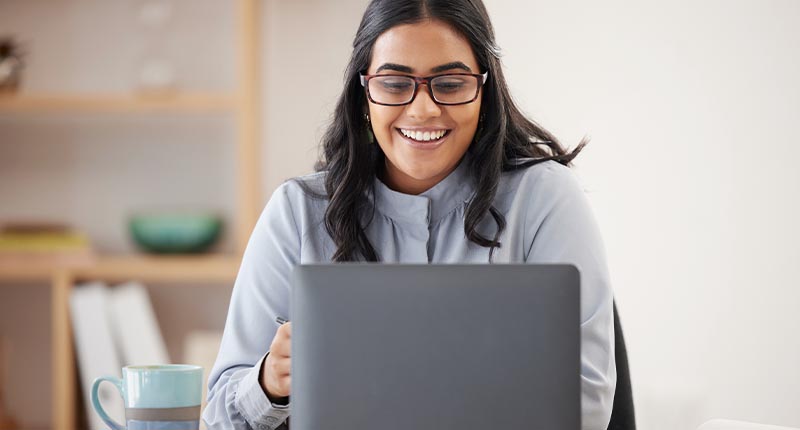 5 Powerful Tips for Crafting Engaging Transactional Email & SMS | Everlytic | Transactional Messaging | Woman Reading Off a Computer